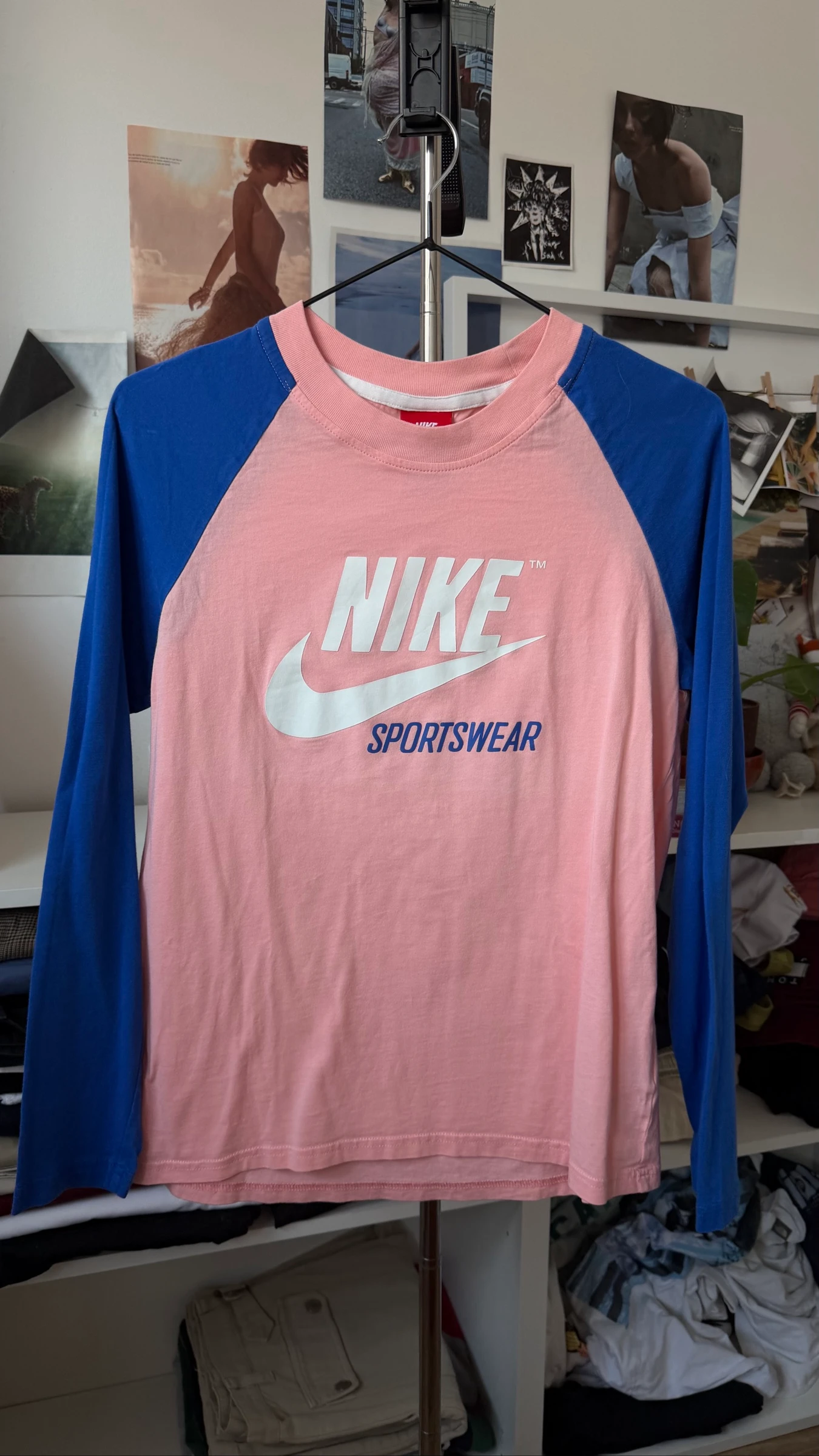 Camiseta Nike Sportswear rosa y azul talla S – photo 2